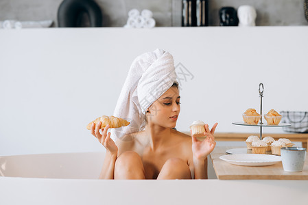 毛巾蛋糕清晨的奢华时尚女郎 在洗澡的时候吃早餐温泉卫生洗涤蛋糕肥皂乐趣治疗身体面包淋浴背景