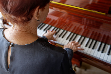 最后 老太婆教钢琴歌曲高清图片素材