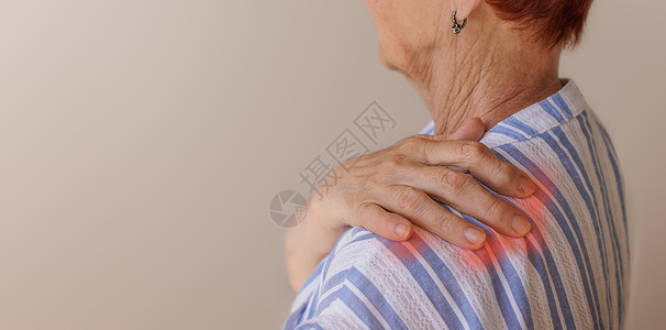 背痛很重 老累的老女人 脖子被骨质硬化剂按摩图片素材