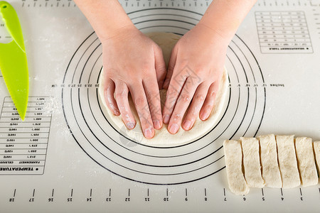 硅酮烤垫上烹饪过程的顶端视图 带有标记和便于使用的小提示背景图片