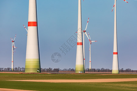 风力农场的大型高塔主宰着德国农村地貌背景图片