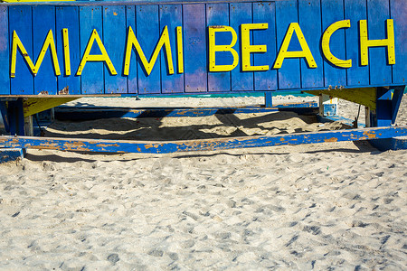 佛罗里达州南海滩的林木救生员小屋上的迈阿密海滩标志建筑冲浪热带建筑学海岸线日出蓝色天堂气候旅行南迈阿密高清图片素材