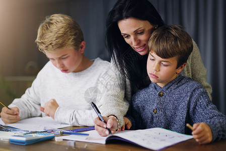 父母是最好的老师 母亲帮助儿子做功课的好妈妈孩子高清图片素材