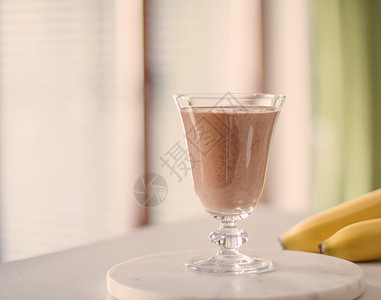 可可奶昔香蕉可可冰沙健康饮食食谱风格的概念营养巧克力厨房酸奶水果牛奶香蕉奶油饮食小吃背景