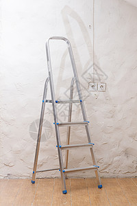 在一个空的家房里 一个简单的继梯站在地板上背景图片