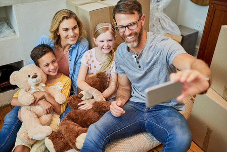 一家人在新家的第一张自拍 一个充满感情的家庭在家里一起自拍背景图片