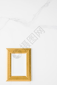 大理石上的金色相框 平面模型  装饰和模型平面概念平铺风格海报艺术品打印网店摄影样机艺术桌子背景图片