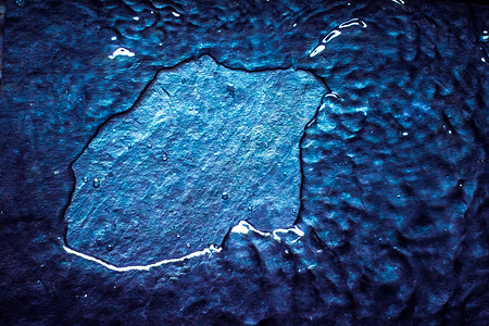 抽象水背景环境和自然元素概念波浪海浪海洋反射液体水分温泉飞溅宝蓝色墙纸背景图片