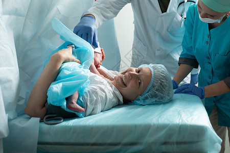 母亲在医院里抚养新生儿病人诊所剖腹产劳动手套母性生活医生麻醉送货孩子高清图片素材