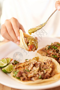 墨西哥墨西哥玉米卷 配有萨尔萨和各种塔普桌子红色盘子绿色牧师鳄梨食物文化柠檬背景