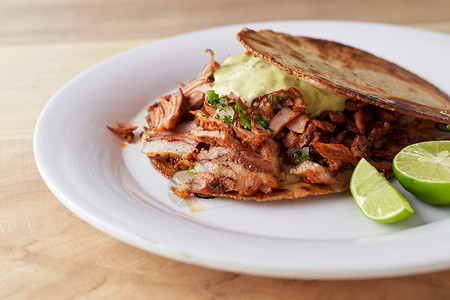各种美味的典型墨西哥食品 玉米饼 索普斯 牧师桌子绿色玉米鳄梨柠檬食物红色文化盘子背景图片