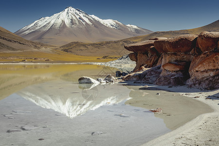 智利阿塔卡马沙漠的盐湖 火山景观高原蓝色戏剧性国家天空反射旅游盐滩地平线旅行国家公园高清图片素材