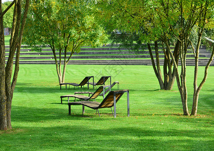 公园躺椅排成一排用来放松的彩色长长背景