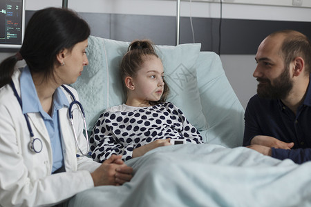 在医院儿科病房休息的生病女儿旁边就坐着照顾父亲的父亲孩子们高清图片素材