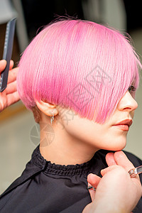 理发师做短粉红色发型修剪客户女孩造型工作室职业工作魅力服务女士关心高清图片素材