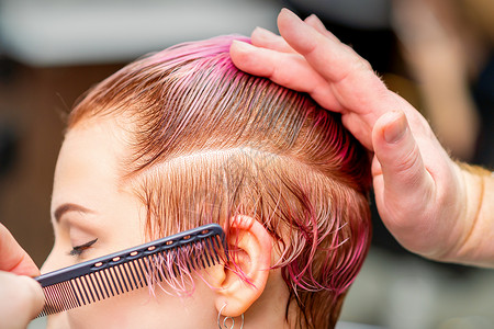 理发师做短粉红色发型剪发发型师职业商业魅力成人护理工具客厅女孩治疗高清图片素材