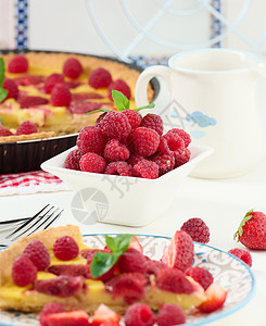草莓蛋筒在一个白色陶瓷碗中提取红莓背景