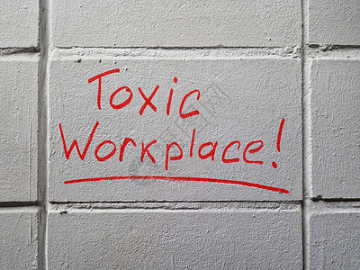 墙上写着有毒工作场所的文字背景图片