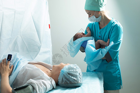 护士在医院里将新生儿与母亲亲近的婴儿抱在一起母性新生幸福医生药品女性手术女士妈妈疼痛切口高清图片素材