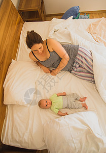母亲和新生儿睡在床上睡觉童年几个月房间母性幸福拥抱女儿儿子妈妈女孩美丽的高清图片素材
