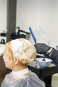 发型师在染头发护理染色沙龙理发发型成人作坊美容师顾客工作客户高清图片素材