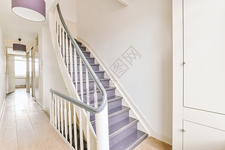 白色走廊在宽敞的公寓大厅中的木楼梯压板装饰木地板风格地面走廊绘画栏杆住宿房子背景