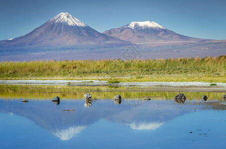 成层火山雄伟晴天高清图片