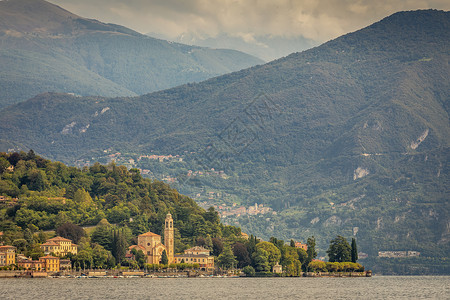 依迪丽克·科莫湖海岸线 在意大利日落时与村庄和帆船高清图片