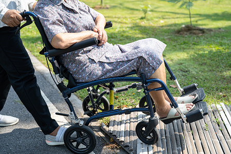 在公园轮椅上坐轮椅的亚洲老年或老年妇女病人 健康有力的医疗概念 提供照顾和护理 助产服务疾病旅行护士母亲女士机动性女儿女性车轮照背景图片