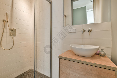 淋浴门石灰和淋浴小屋水平卫生镜子卫生间反射房子玻璃住宅白色龙头背景