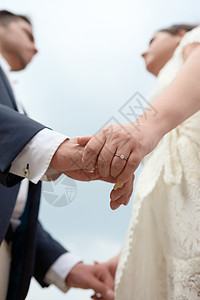 订婚戒指 婚姻求婚 女孩炫耀 她的订婚戒指夫妻森林背景图片