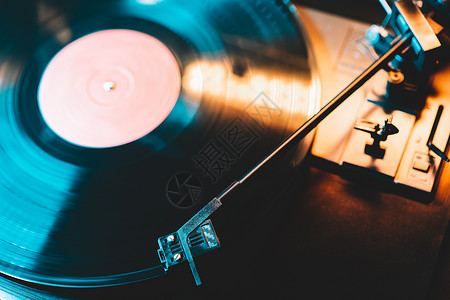 复古风格的旋转黑胶唱机 特写 旋转老式留声机特写 美丽的彩色图像标签力量歌曲立体声舞蹈技术转盘圆圈打碟机专辑背景图片
