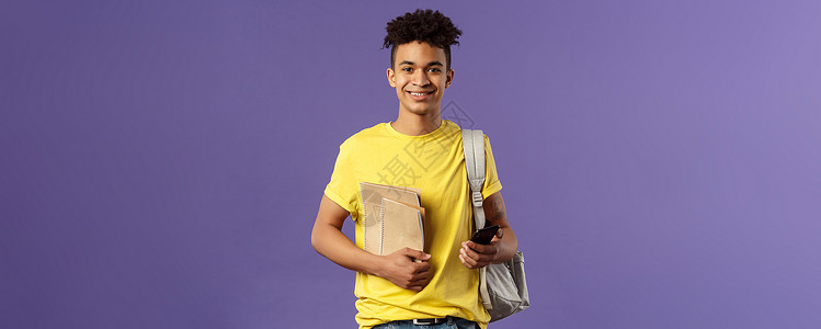 回到学校 大学的概念 年轻快乐男学生的肖像 他们害怕 嬉皮士去他的校园 背着背包和学习材料 笔记本 紫色背景工作工人家庭作业职业背景图片
