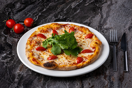比萨饼家伙传统的意大利比萨饼烹饪美食乡村面团餐厅披萨配料营养蔬菜脆皮背景