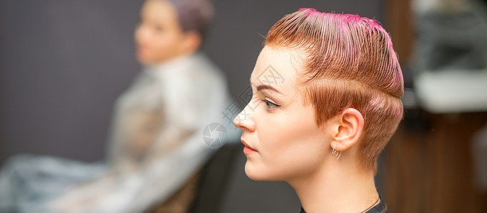 理发店短发的妇女工作室横幅理发师女性工作头发女孩染料造型成人背景图片
