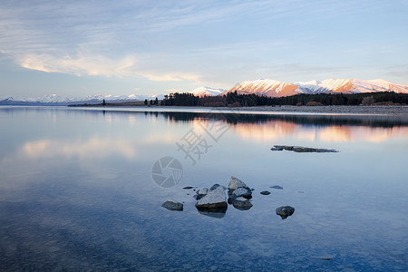 Tekapo湖日落湖日落蓝色晴天爬坡旅行风景环境远景山脉阳光背景图片