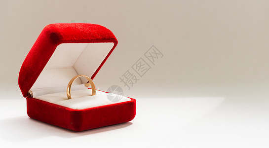 白色背景的金环红框红色金属宝石周年钻石棺材庆典戒指圆圈手指订婚背景图片