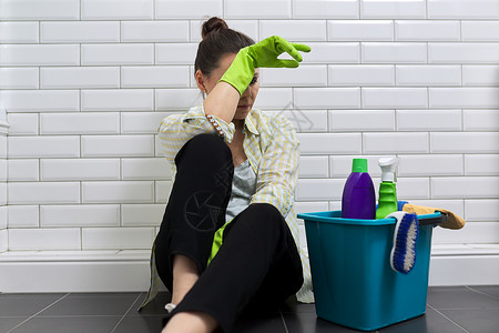 疲倦的女人在浴室里打扫房子 胖子 压力 清洁 家瓶子服务工作主妇悲伤女佣家政女性管家地面干净的高清图片素材