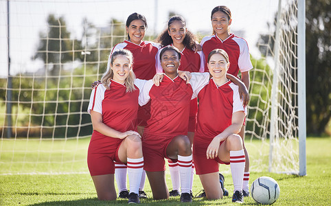 女子足球队在训练 比赛或锻炼前微笑 快乐和兴奋的肖像 健身 健康和活跃的足球运动员站在一起 在户外比赛中团结一致年轻的高清图片素材