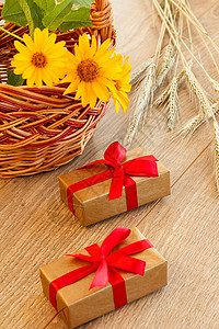木制桌上的礼品盒和小麦干粒子生产篮子木板场地金子植物木头耳朵粮食食物背景图片