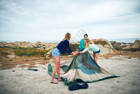 一群女性朋友在户外搭帐篷 我们都是来搭帐篷的 (笑声)背景图片
