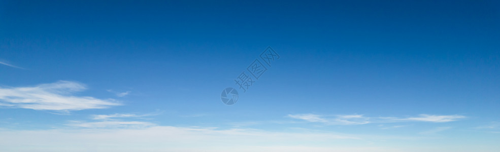蓝色天空与白雾云的全景横幅蓝天天空多云蓝色晴天天际云景背景风景背景图片