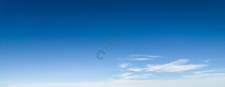 蓝色天空与白雾云的全景蓝色背景天际蓝天晴天天空风景云景横幅多云背景图片