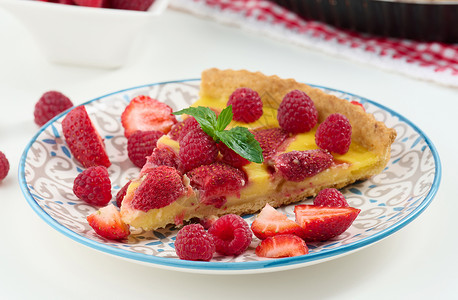 蛋果白桌上有红草莓和果的圆椰子红色奶油糕点烹饪美食家甜点食物绿色圆形浆果背景