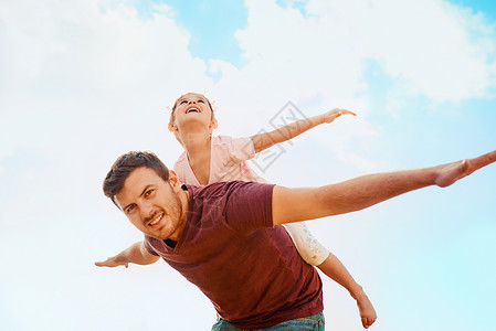 准备升空 一个快乐的小女孩和她父亲在家里后院一起玩耍的肖像背景图片