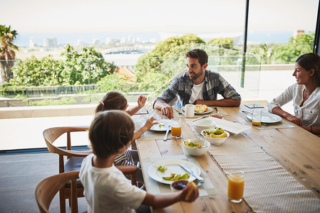 一家人在家里一起吃早饭 从第一天开始就在一起了高清图片