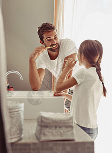 保持我们的珍珠白干净明亮 一个快乐的父亲和他的小女儿在浴室里一起洗手背景图片