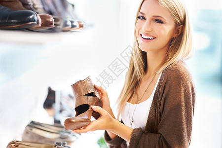 鞋店购物快乐的女孩顾客微笑着从奢侈品精品店折扣交易或时尚零售优惠购买 在商场购买选择时兴奋的年轻人或女人的快乐肖像背景图片