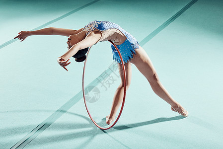 体操环展示舞蹈家高清图片