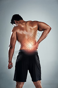 背你一辈子如果你太重的话 背部会受伤的 一名运动青年在灰色背景下将他的背挡在痛楚中后脑勺上的回视镜头背景